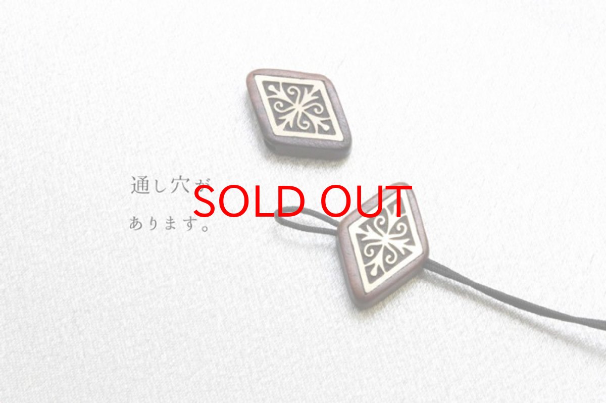 画像3: 【一粒売り】 ウッドビーズ ダイヤ ひし型 紫檀 ローズウッド 約18mm 品番： 10958 天然木 風水 ハンドメイド アクセサリーパーツ ナチュラル (3)