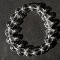 画像2: 天然水晶 12mm カット ブレスレット 【山梨甲府研磨】 ハンドカット 128面カット ブラジル産 手研磨 山梨県甲府市 職人 匠 宝石研磨 伝統技術 無処理 お守り 浄化 天然石 パワーストーン (2)
