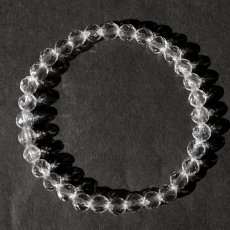 画像2: 天然水晶 6mm カット ブレスレット 【山梨甲府研磨】 ハンドカット 64面カット ブラジル産 手研磨 山梨県甲府市 職人 匠 宝石研磨 伝統技術 無処理 お守り 浄化 天然石 パワーストーン (2)