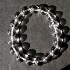 画像2: 天然水晶 13mm ブレスレット 【山梨甲府研磨】 AAA+ランク ブラジル産 手研磨 山梨県甲府市 職人 匠 宝石研磨 伝統技術 無処理 お守り 浄化 天然石 パワーストーン (2)