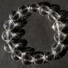 画像2: 天然水晶 14mm カット ブレスレット 【山梨甲府研磨】 ハンドカット 128面カット ブラジル産 手研磨 山梨県甲府市 職人 匠 宝石研磨 伝統技術 無処理 お守り 浄化 天然石 パワーストーン (2)