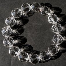 画像2: 天然水晶 14mm カット ブレスレット 【山梨甲府研磨】 ハンドカット 64面カット ブラジル産 手研磨 山梨県甲府市 職人 匠 宝石研磨 伝統技術 無処理 お守り 浄化 天然石 パワーストーン (2)