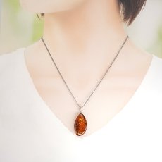 画像4: アンバー ペンダントトップ SV925 リトアニア産 【一点もの】 Amber 天然アンバー 琥珀 内包物 植物 天然石 パワーストーン カラーストーン (4)