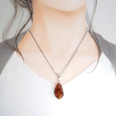 画像4: アンバー ペンダントトップ SV925 リトアニア産 【一点もの】 Amber 天然アンバー 琥珀 内包物 植物 天然石 パワーストーン カラーストーン (4)