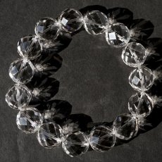 画像2: 天然水晶 15mm カット ブレスレット 【山梨甲府研磨】 ハンドカット 64面カット ブラジル産 手研磨 山梨県甲府市 職人 匠 宝石研磨 伝統技術 無処理 お守り 浄化 天然石 パワーストーン (2)