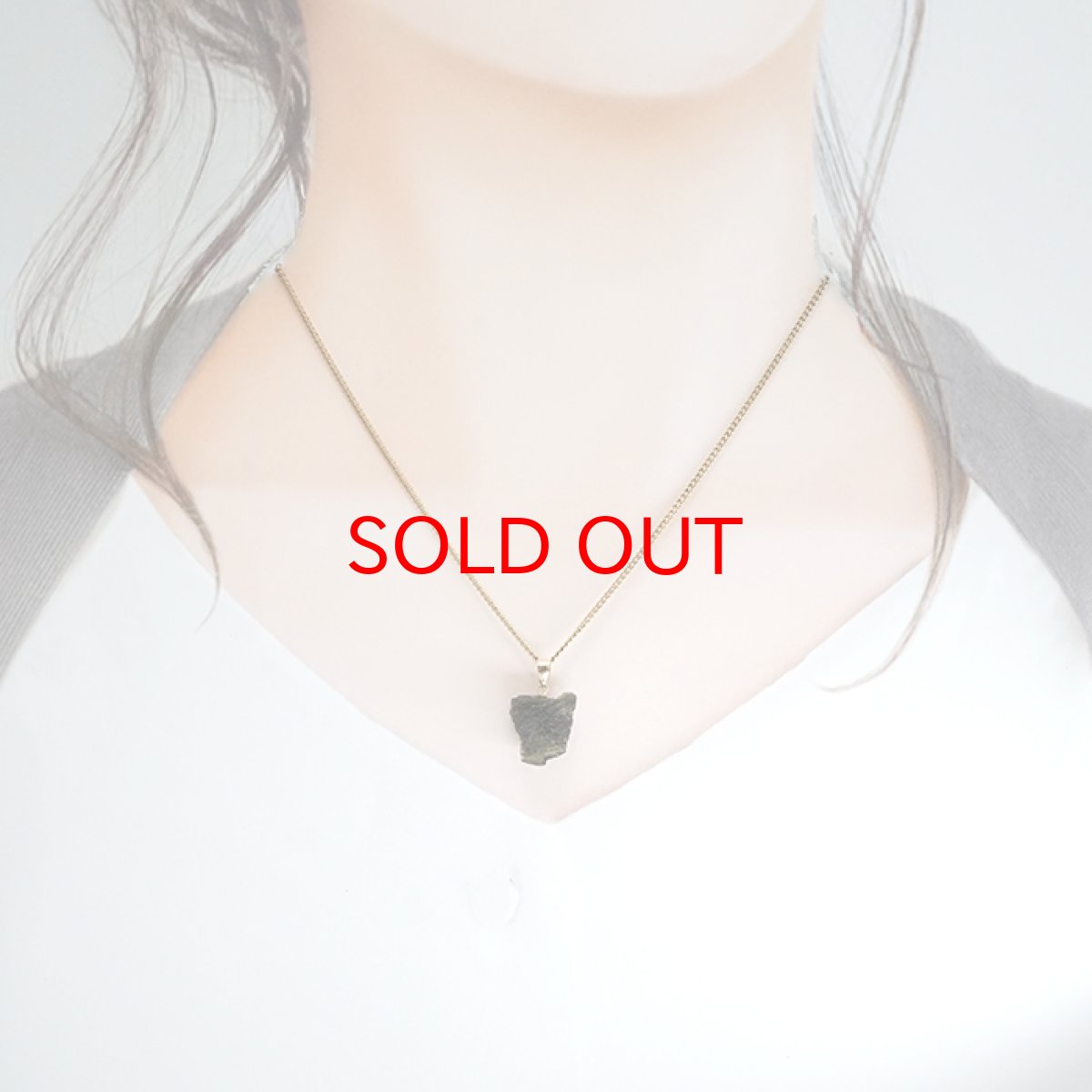 画像4: 【セール20%OFF】 モルダバイト ペンダントトップ K18 チェコ産 ラフ 原石【一点もの】Moldavite 日本製 自社製 モルダヴ石 希少 レア 浄化 天然石 パワーストーン カラーストーン (4)