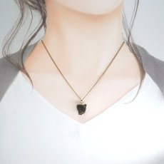 画像4: モルダバイト ペンダントトップ K18 チェコ産 ラフ 原石【一点もの】Moldavite 日本製 自社製 モルダヴ石 希少 レア 浄化 天然石 パワーストーン カラーストーン (4)