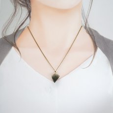 画像4: モルダバイト ペンダントトップ K18 チェコ産 ラフ 原石【一点もの】Moldavite 日本製 自社製 モルダヴ石 希少 レア 浄化 天然石 パワーストーン カラーストーン (4)
