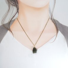 画像4: モルダバイト ペンダントトップ K18 チェコ産 ラフ 原石【一点もの】Moldavite 日本製 自社製 モルダヴ石 希少 レア 浄化 天然石 パワーストーン カラーストーン (4)