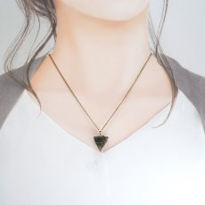 画像4: モルダバイト ペンダントトップ K18 チェコ産 ラフ 原石【一点もの】Moldavite 日本製 自社製 モルダヴ石 希少 レア 浄化 天然石 パワーストーン カラーストーン (4)