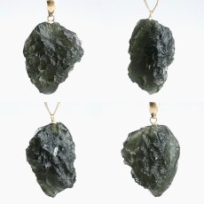 画像2: モルダバイト ペンダントトップ K18 チェコ産 ラフ 原石【一点もの】Moldavite 日本製 自社製 モルダヴ石 希少 レア 浄化 天然石 パワーストーン カラーストーン (2)