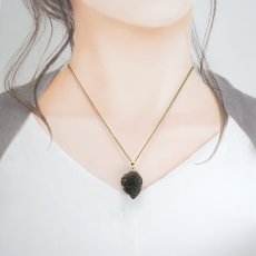 画像4: モルダバイト ペンダントトップ K18 チェコ産 ラフ 原石【一点もの】Moldavite 日本製 自社製 モルダヴ石 希少 レア 浄化 天然石 パワーストーン カラーストーン (4)