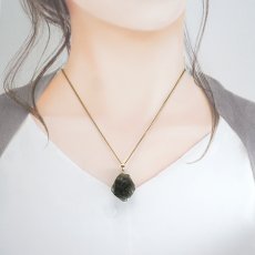 画像4: モルダバイト ペンダントトップ K18 チェコ産 ラフ 原石【一点もの】Moldavite 日本製 自社製 モルダヴ石 希少 レア 浄化 天然石 パワーストーン カラーストーン (4)