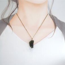 画像4: モルダバイト ペンダントトップ K18 チェコ産 ラフ 原石【一点もの】Moldavite 日本製 自社製 モルダヴ石 希少 レア 浄化 天然石 パワーストーン カラーストーン (4)