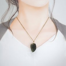 画像4: モルダバイト ペンダントトップ K18 チェコ産 ラフ 原石【一点もの】Moldavite 日本製 自社製 モルダヴ石 希少 レア 浄化 天然石 パワーストーン カラーストーン (4)