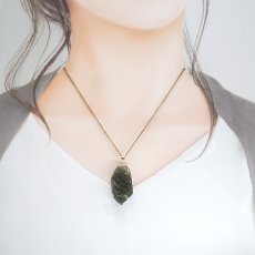 画像4: モルダバイト ペンダントトップ K18 チェコ産 ラフ 原石【一点もの】Moldavite 日本製 自社製 モルダヴ石 希少 レア 浄化 天然石 パワーストーン カラーストーン (4)
