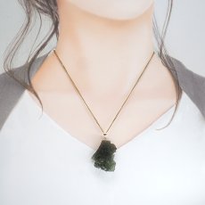画像4: モルダバイト ペンダントトップ K18 チェコ産 ラフ 原石【一点もの】Moldavite 日本製 自社製 モルダヴ石 希少 レア 浄化 天然石 パワーストーン カラーストーン (4)