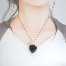 画像4: モルダバイト ペンダントトップ K18 チェコ産 ラフ 原石【一点もの】Moldavite 日本製 自社製 モルダヴ石 希少 レア 浄化 天然石 パワーストーン カラーストーン (4)