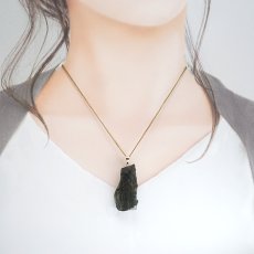 画像4: モルダバイト ペンダントトップ K18 チェコ産 ラフ 原石【一点もの】Moldavite 日本製 自社製 モルダヴ石 希少 レア 浄化 天然石 パワーストーン カラーストーン (4)