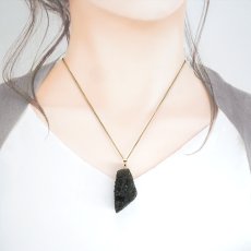 画像4: モルダバイト ペンダントトップ K18 チェコ産 ラフ 原石【一点もの】Moldavite 日本製 自社製 モルダヴ石 希少 レア 浄化 天然石 パワーストーン カラーストーン (4)