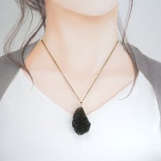 画像4: モルダバイト ペンダントトップ K18 チェコ産 ラフ 原石【一点もの】Moldavite 日本製 自社製 モルダヴ石 希少 レア 浄化 天然石 パワーストーン カラーストーン (4)