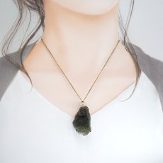 画像4: モルダバイト ペンダントトップ K18 チェコ産 ラフ 原石【一点もの】Moldavite 日本製 自社製 モルダヴ石 希少 レア 浄化 天然石 パワーストーン カラーストーン (4)
