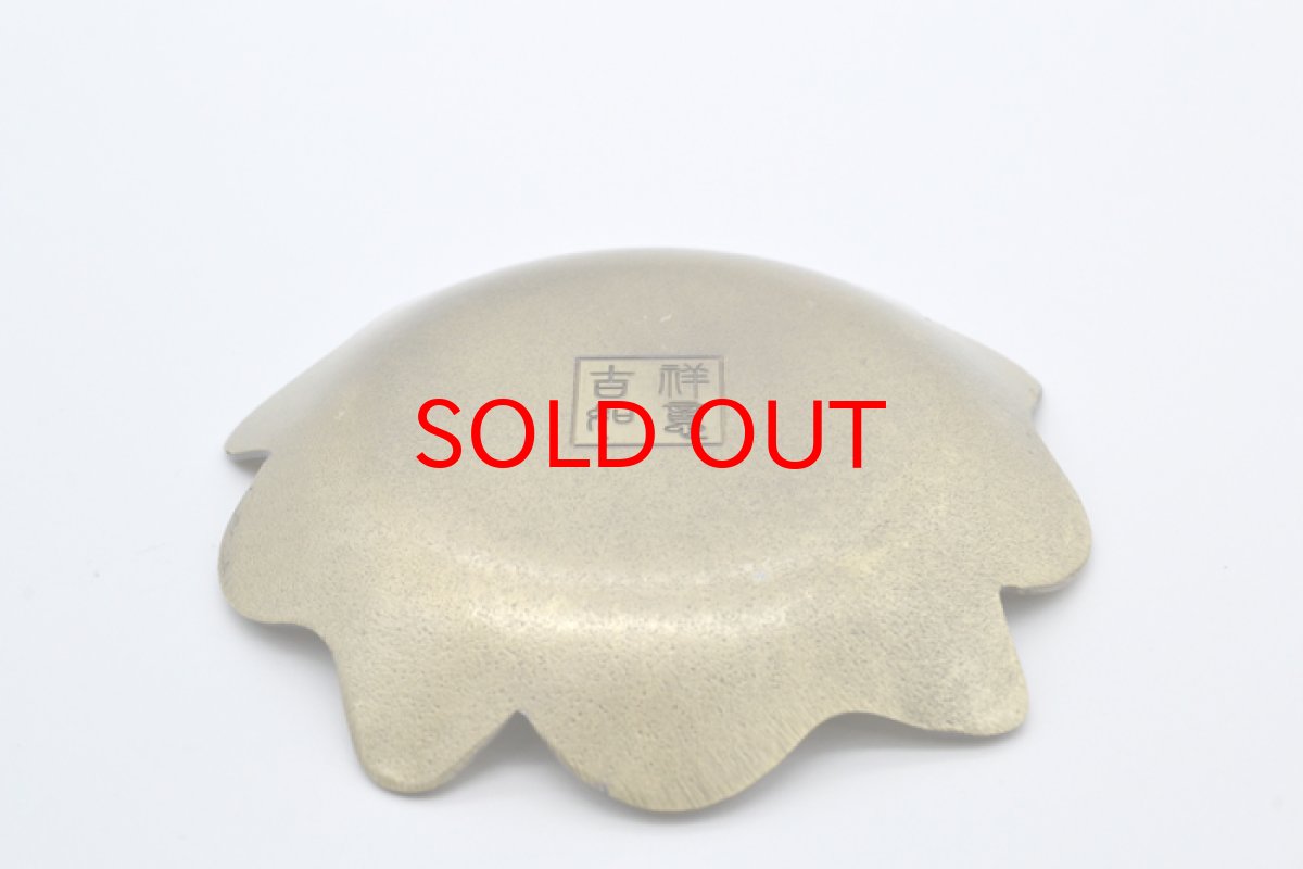 画像3: お香皿 約9cm 蓮模様 真鍮製 香炉 線香 神聖幾何学 お香立て 仏像 仏具 仏壇 アロマ アロマグッズ 浄化 さざれ 天然石 パワーストーン 厄除け 原石 念珠 縁起 吉祥 (3)