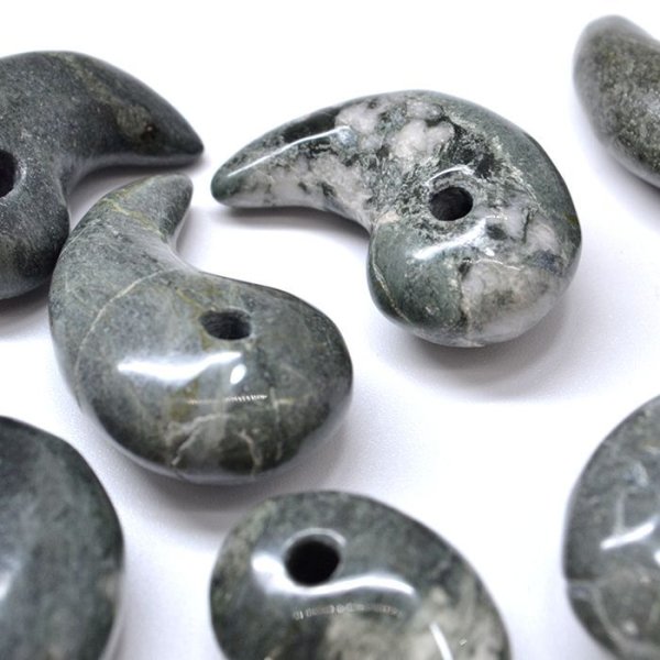 日本の石 大和光石 緑 勾玉 小 30mm 宮崎県産 天然石 パワーストーン