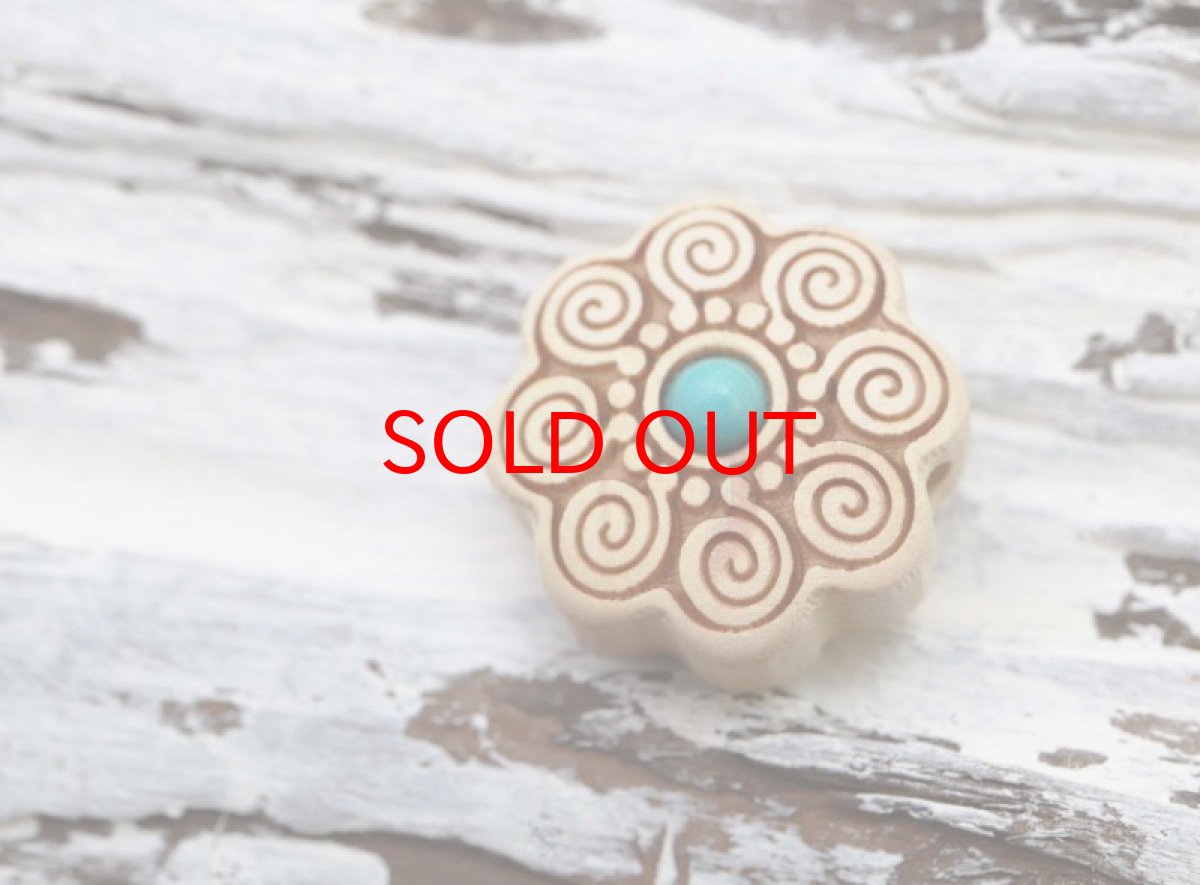 画像2: 【一粒売り】 ウッドビーズ 小風風 渦巻 柘植 box wood フェイクターコイズ 約15mm 天然木 風水 ハンドメイド アクセサリーパーツ ナチュラル 品番:10879 (2)
