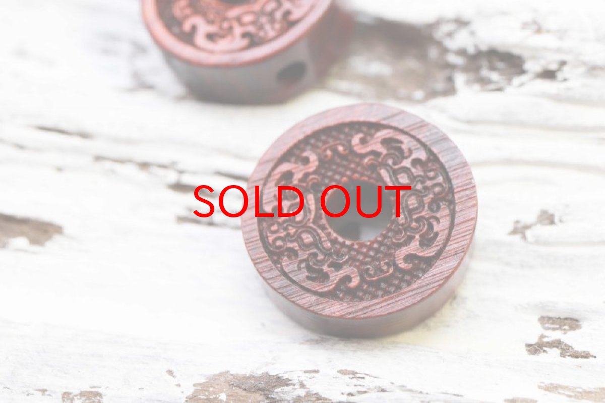 画像2: 【一粒売り】ウッドビーズ ディスク型 コウモリ紋 蝙蝠紋 紫檀 ローズウッド 約16mm 天然木 風水 ハンドメイド アクセサリーパーツ ナチュラル 品番:10984 (2)