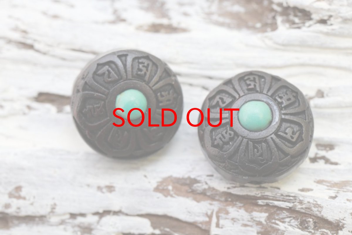 画像2: 【一粒売り】ウッドビーズ 六字真言 黒檀 エボニー フェイクターコイズ 約16mm 天然木 風水 ハンドメイド アクセサリーパーツ ナチュラル 品番:11875 (2)