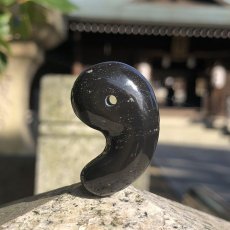 画像5: 【日本の石】 サヌカイト 勾玉 30mm 香川県 天然石 パワーストーン レディース メンズ (5)
