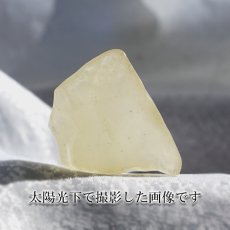 画像4: 【一点物】リビアングラス 原石 14.5g エジプト産 リビア砂漠 天然石 ガラス 隕石 宇宙 ガラス質 癒し 天然石 パワーストーン (4)