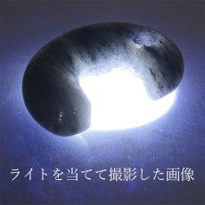 画像3: 【一点物】 【希少】 糸魚川翡翠 勾玉 黒 ブラック 5.6g 新潟産 幸運 ひすい ヒスイ 国石 パワーストーン 天然石 硬玉 ジェダイド  5月誕生石 糸魚川ひすい 健康運 お守り (3)