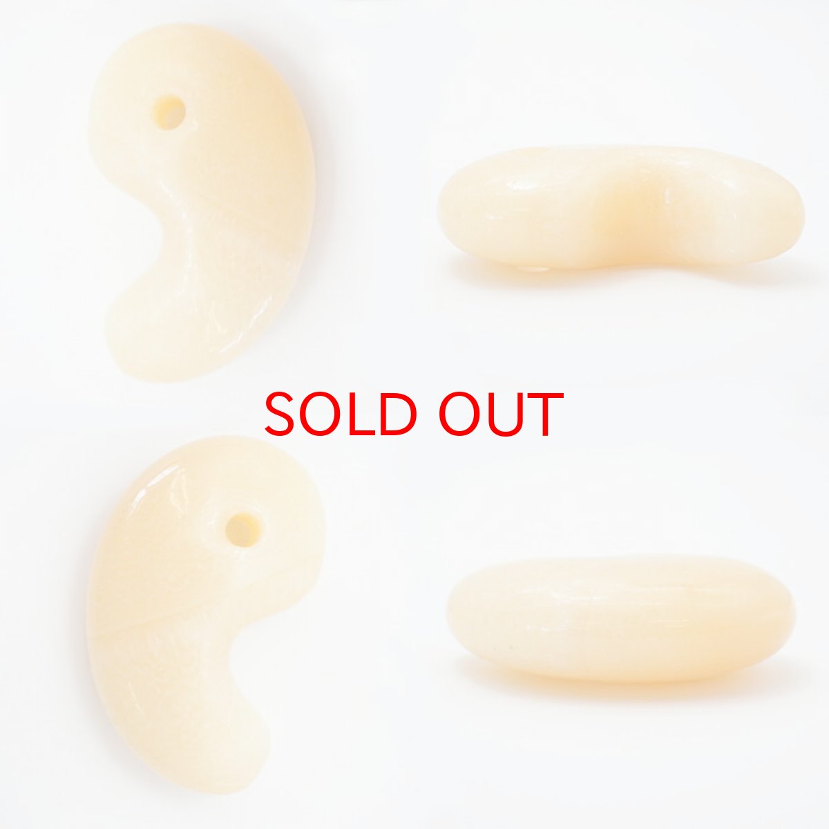 画像3: 特大サイズの天然石勾玉 台座付き  約8cm  【一点物】特大勾玉 お守り 浄化  台座 勾玉 聖域 室内装飾品 厄除け 置物 オブジェ 人気 贈り物 新築祝い 雑貨 小物 パワーストーン 天然石 (3)