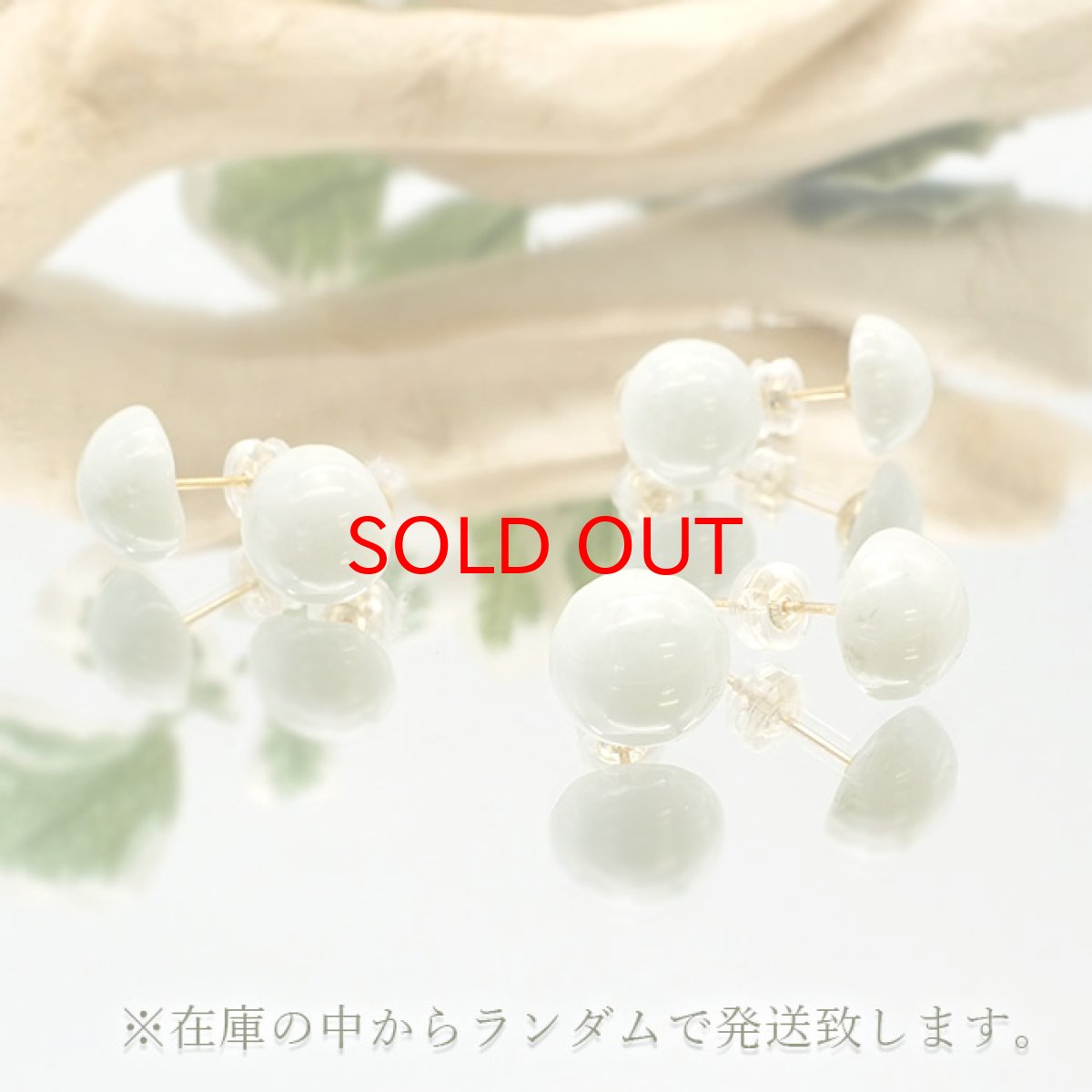 画像2: 糸魚川翡翠 ラウンド カボション型 一粒 ピアス mini 原石ピアス(ポストゴールドカラー)日本製 新潟県 日本銘石 【 一点もの 】 シリコン付きダブルロックキャッチ 翡翠ピアス 世界に一つだけ 5月誕生石 糸魚川ひすい 糸魚川ヒスイ 天然石 パワーストーン (2)