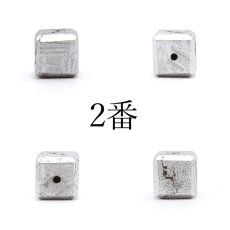 画像3: 【一点物】 ギベオン バラ石 貫通穴 ビーズ 正方形 約8.5mm ギベオン メッキ加工 ナミビア産  宇宙のパワー 隕石 チャネリング 浄化 天然石 パワーストーン (3)