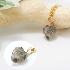 画像3: フェナカイト ラフ 原石 ペンダントトップ K18 4.2ct 日本製 Aランク【 1点もの 】ロシア産 ラフ原石 Phenakite 希少石 レア  誕生石 天然石 原石アクセサリー フェナス石 鉱物 pendant ネックレス 【 送料無料 】パワーストーン 浄化 お守り 天然石 カラーストーン (3)