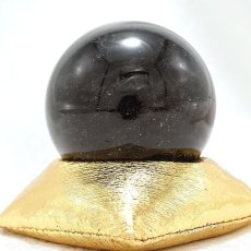 画像3: 【 一点物 】 【 日本の石 】 黒平水晶 丸玉 58mm 270ｇ 山梨県産 黒水晶 Kurobera Quartz お守り 浄化 国産水晶 天然石 パワーストーン 日本銘石 カラーストーン (3)