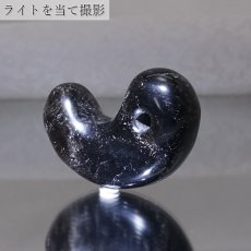 画像3: 山梨黒平黒水晶 勾玉 約34mm 【 一点もの 】 山梨県産 日本の石 稀少価値 日本銘石 国産水晶 黒平 お守り パワーストーン 天然石 カラーストーン (3)