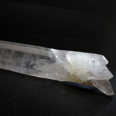 画像3: レーザークォーツ 水晶 中国産 原石  【一点もの】 虹入り水晶 クリスタル クォーツ 原石 浄化 空間 レーザーパワーチャージ ポイント 天然石 パワーストーン  希少石 レアストーン お守り 浄化 カラーストーン (3)