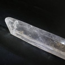 画像2: レーザークォーツ 水晶 中国産 原石  【一点もの】 虹入り水晶 クリスタル クォーツ 原石 浄化 空間 レーザーパワーチャージ ポイント 天然石 パワーストーン  希少石 レアストーン お守り 浄化 カラーストーン (2)