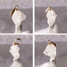 画像2: フェナカイト ラフ 原石 ペンダントトップ K18 1.6ct Sランク 日本製 【 1点もの 】ロシア産 ラフ原石 Phenakite 希少石 レア  誕生石 天然石 原石アクセサリー フェナス石 鉱物 pendant ネックレス 【 送料無料 】パワーストーン 浄化 お守り 天然石 カラーストーン (2)