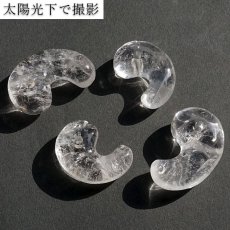 画像4: 山梨黒平水晶 勾玉 約37.4mm 【 一点もの 】 山梨県産 日本の石 稀少価値 日本銘石 国産水晶 黒平 お守り パワーストーン 天然石 カラーストーン (4)