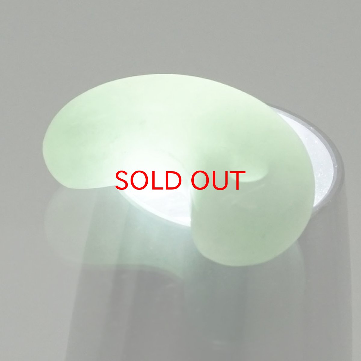 画像5: 【一点物】 【希少】 糸魚川翡翠 勾玉 5.5g 新潟県  幸運 ひすい ヒスイ 国石 パワーストーン 天然石 硬玉 ジェダイド  5月誕生石 糸魚川ひすい 健康運 お守り カラーストーン (5)