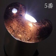 画像11: 山梨黒平黒水晶 勾玉 約30mm 【 一点もの 】 山梨県産 日本の石 稀少価値 日本銘石 国産水晶 黒平 お守り パワーストーン 天然石 カラーストーン (11)