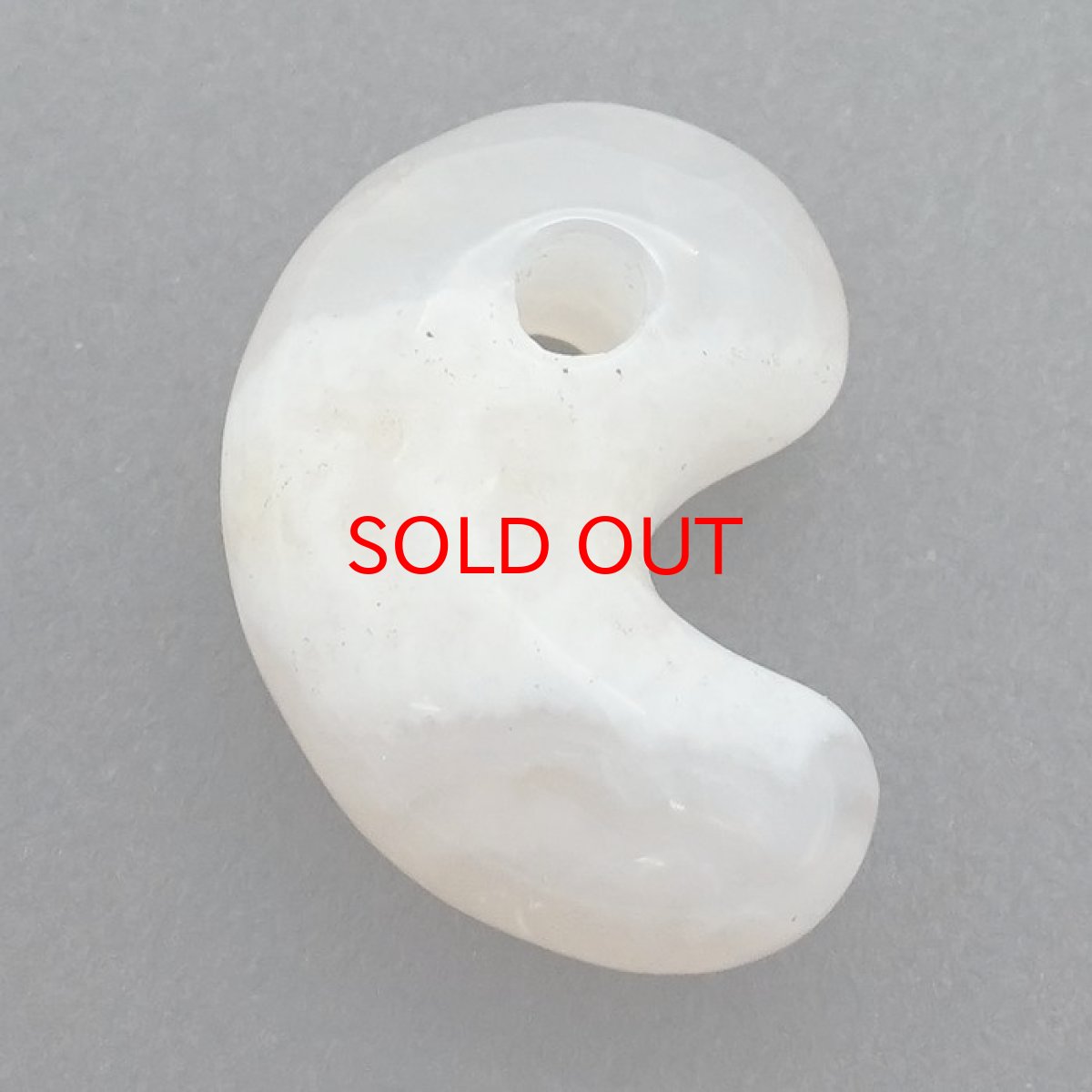 画像3: 【 一点もの 】山形メノウ 勾玉 20mm 日本銘石 国石 山形県産 日本製 自社製 Yamagata Agate magatama 瑪瑙 めのう  天然石 パワーストーン カラーストーン (3)