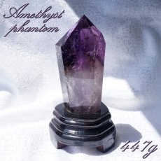 画像1: 【一点もの】 アメジストファントム 六角柱 約447g ブラジル産 ファントムクォーツ アメジスト ポイント amethyst 原石 風水 置物 浄化 天然石 パワーストーン カラーストーン (1)