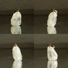 画像2: 《二次鉱床産 ナチュラル原石》 フェナカイト ラフ 原石 ペンダントトップ K18 6.9ct 日本製 【 1点もの 】ロシア産 ラフ原石 Phenakite 希少石 レア  天然石 フェナス石 鉱物 ネックレス 【 送料無料 】パワーストーン 浄化 お守り 天然石 カラーストーン (2)