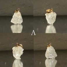 画像2: 《二次鉱床産 ナチュラル原石》 フェナカイト ラフ 原石 ペンダントトップ K18 3.7ct 日本製 【 1点もの 】ロシア産 ラフ原石 Phenakite 希少石 レア  天然石 フェナス石 鉱物 ネックレス 【 送料無料 】パワーストーン 浄化 お守り 天然石 カラーストーン (2)